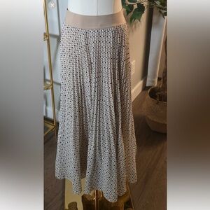 Aritzia Twirl Skirt Beige Patterned size small